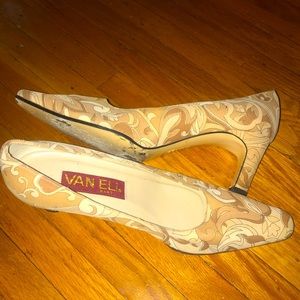 Vaneli Heels Brown/Tan Paisley Size 8.5